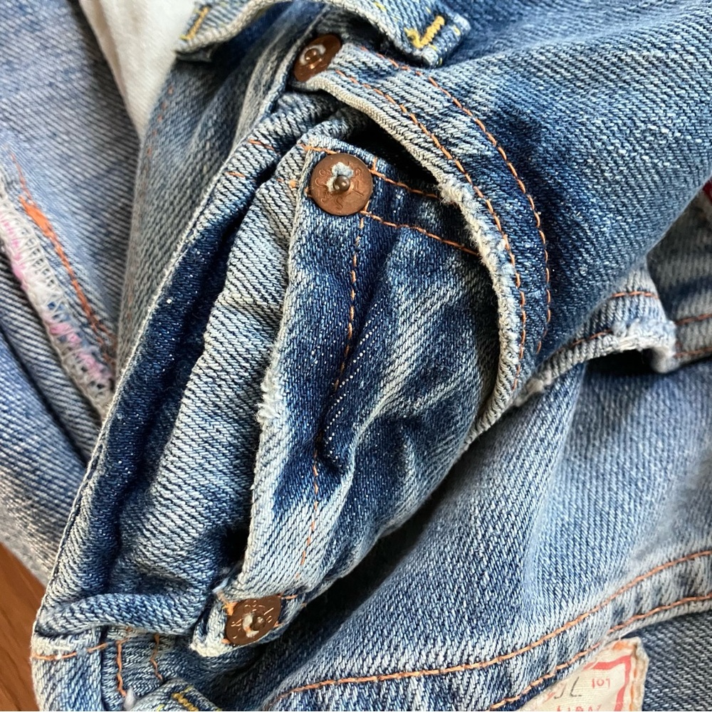 Levi's Light Blue Denim Jeans with Brown Label - Picture 14 of 16